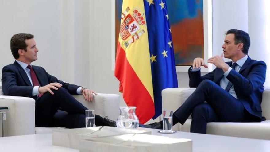 Casado vaticina un gobierno "débil" de Pedro Sánchez y promete una oposición "fuerte y firme" del PP