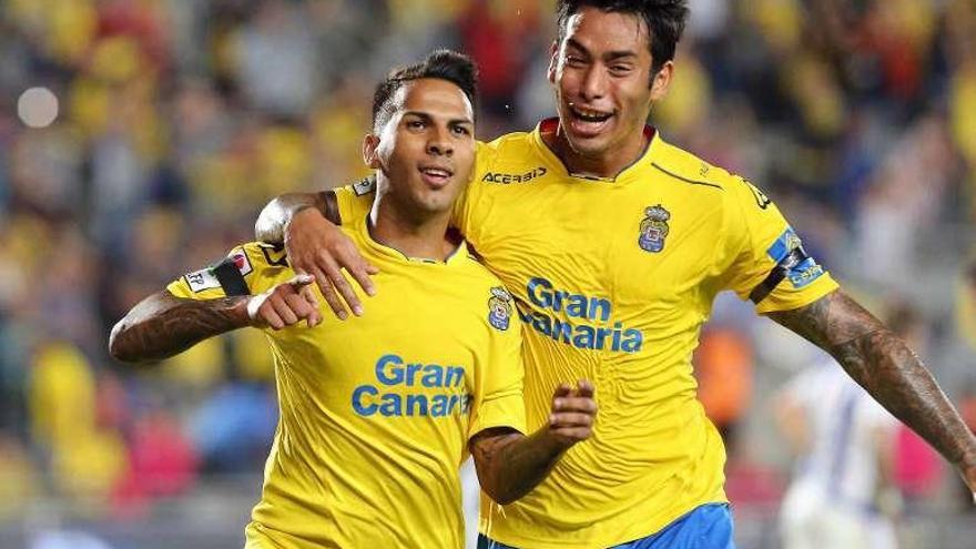 Viera y Araújo celebran el primer gol del Las Palmas. // Efe