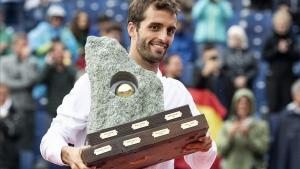 El tenista barcelonés Albert Ramos, con el trofeo del Torneo de Gstaad.