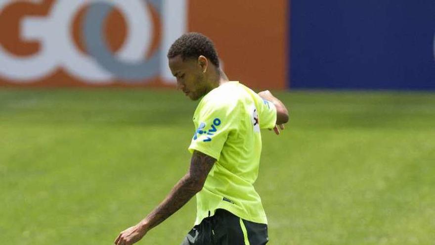 Neymar, en el entrenamiento de ayer en São Paulo.