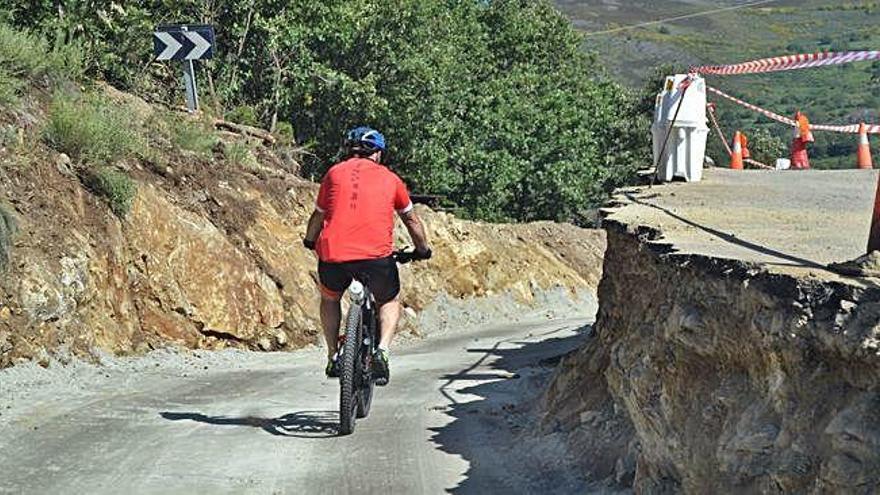 Un ciclista marcha por una zona de desmonte de la carretera de Porto.