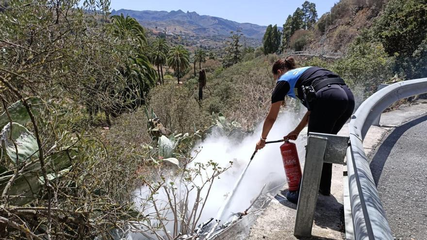 La Policía Local apaga un conato de incendio en Santa Brígida