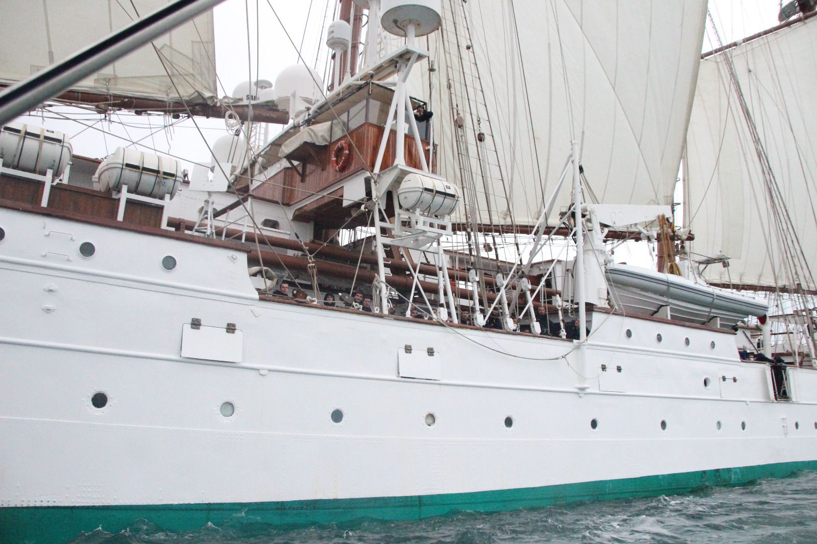 El buc escola Juan Sebastián Elcano entra a la badia de Roses