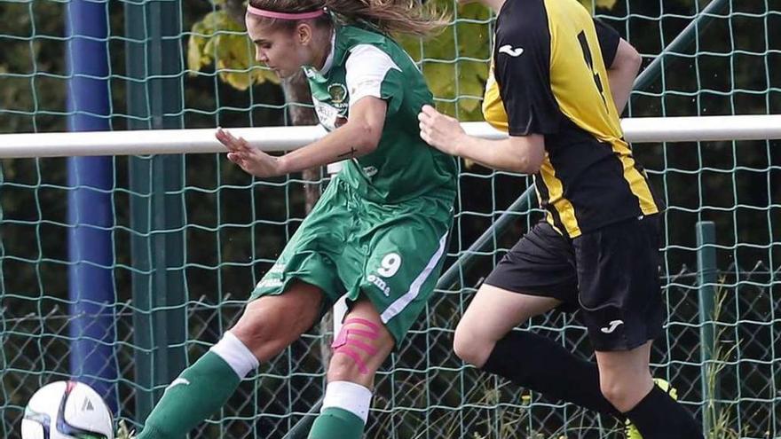 Carol controla el balón durante el partido de ayer en Navia ante el Tordoia. // Ricardo Grobas