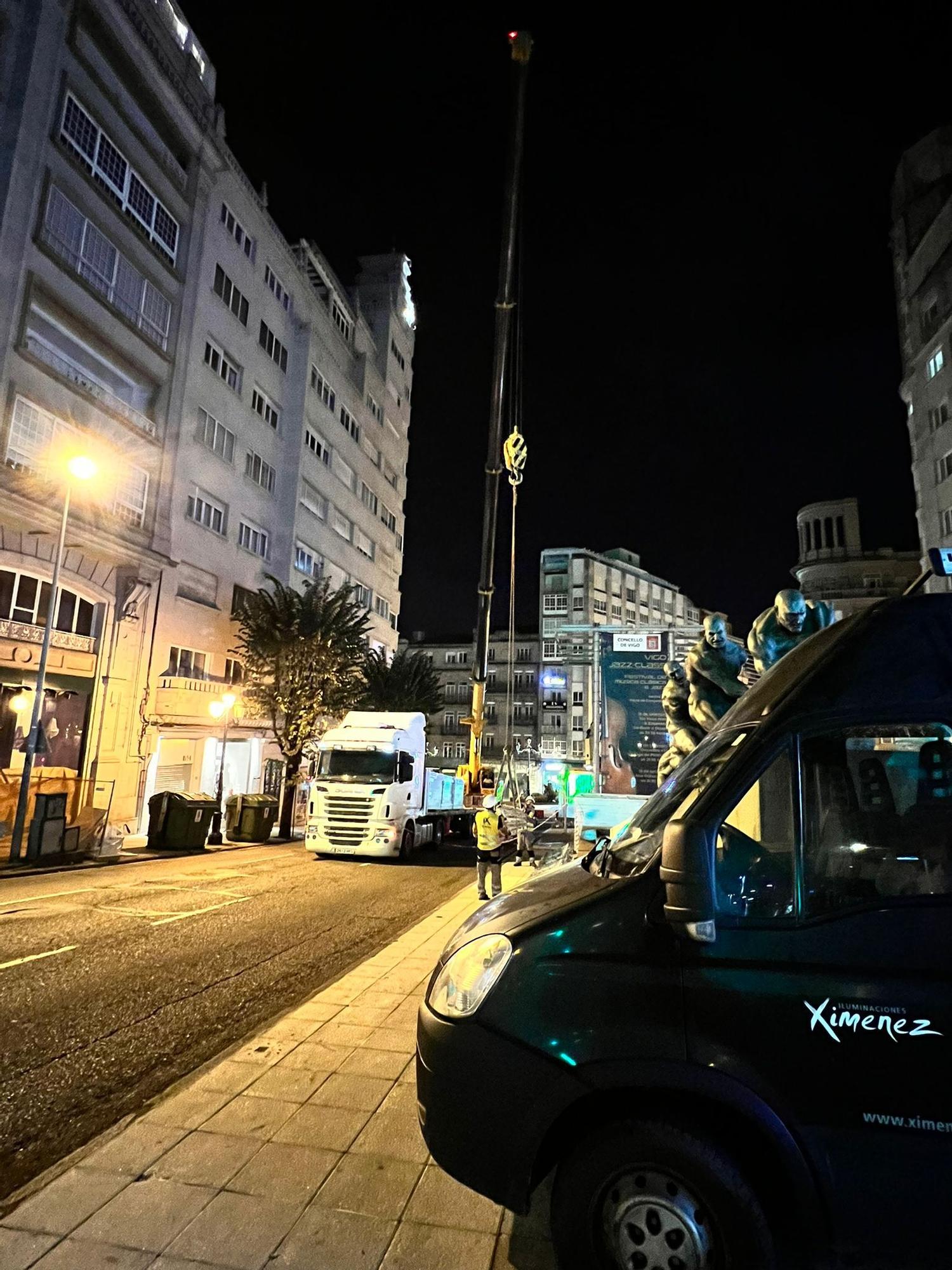 Instalación de los primeros adornos de Navidad en Vigo