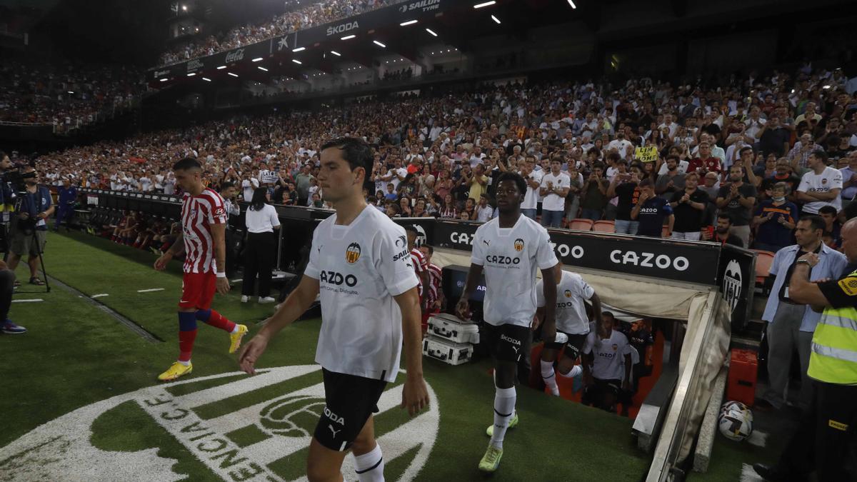 Los jugadores del Valencia salen del túnel de vestuarios en Mestalla