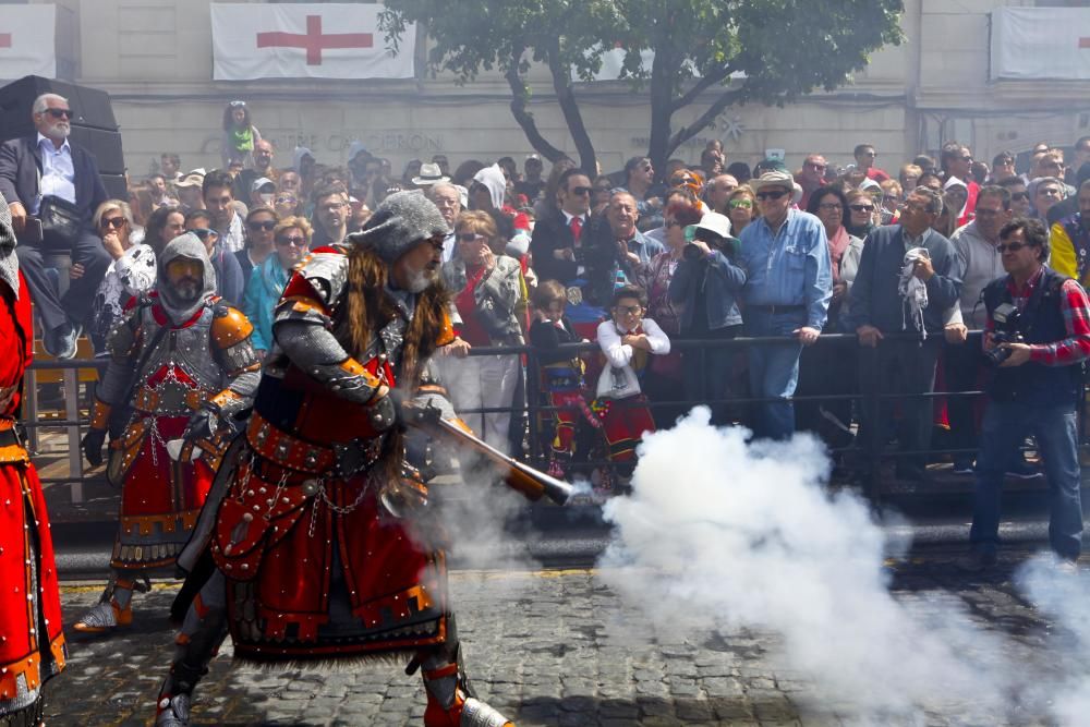 Dos espectaculares y ruidosas batallas transportan a Alcoy al lejano año de 1276