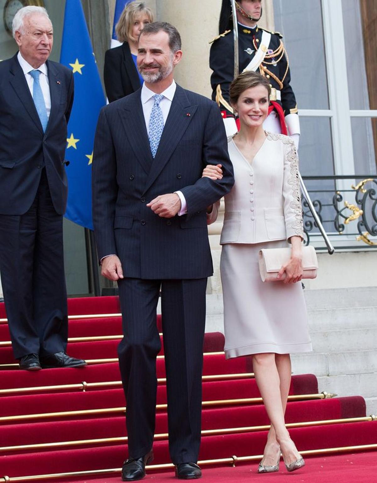 La reina luce traje de chaqueta de Felipe Varela en París