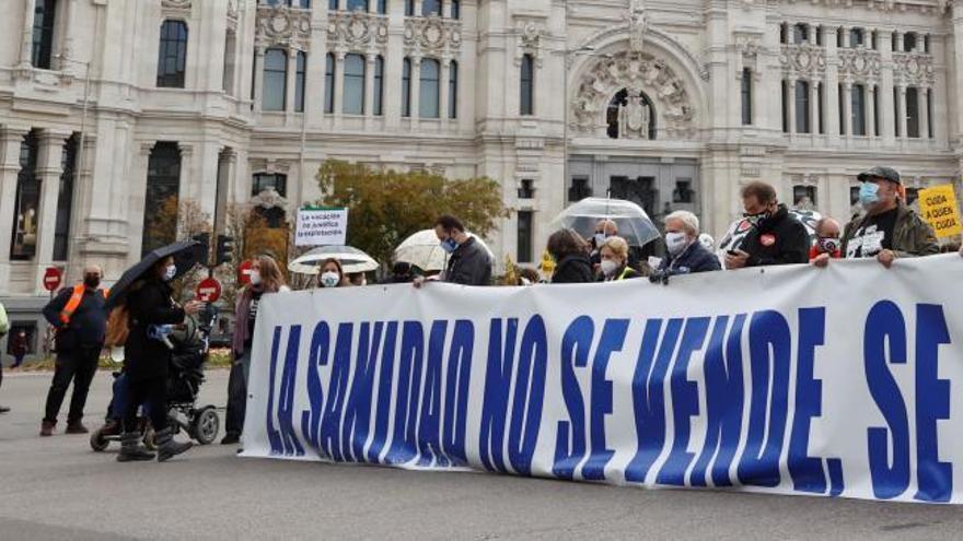 Miles de personas se manifiestan en Madrid en defensa de la sanidad pública