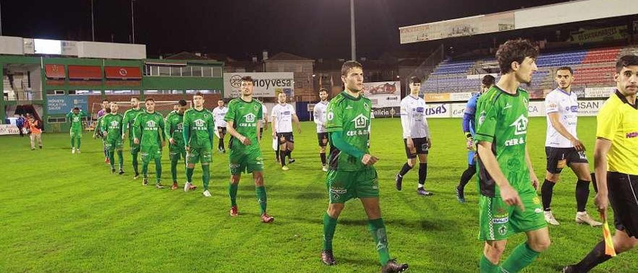 Jugadores de Arenteiro y Ourense CF, durante el partido que les enfrentó en O Couto. // Iñaki Osorio