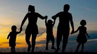 Familias numerosas en 2025: todas las ayudas, deducciones y descuentos que puedes pedir