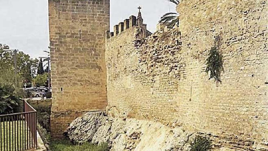 Varios metros de la muralla medieval se desplomaron el lunes.