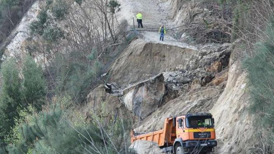 Los trabajos de desmonte continúan a la espera de que se resuelva la actuación &quot;definitiva&quot;. // Santos Álvarez