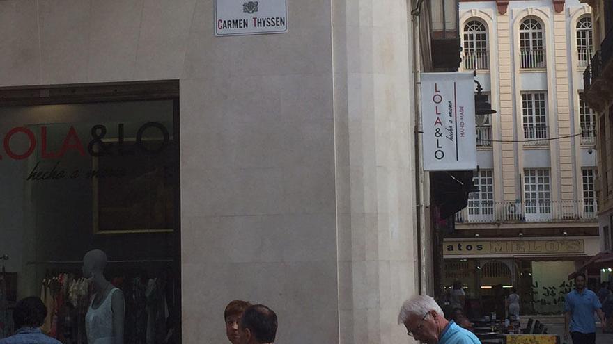 Letrero con el nombre de la plaza Carmen Thyssen.
