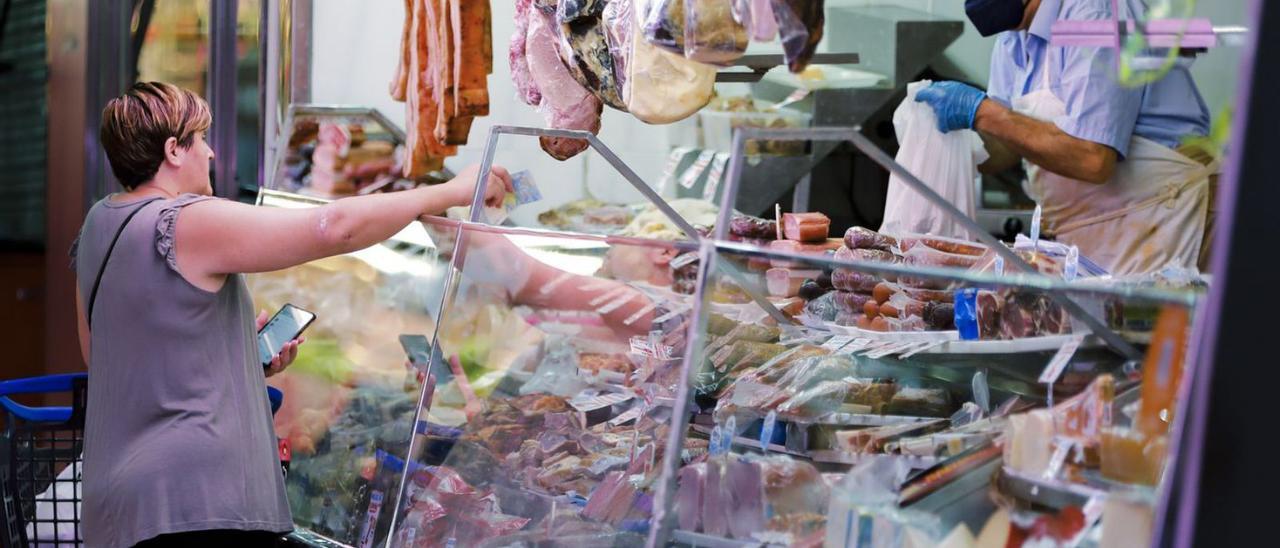 Una dona comprant ahir en un mercat de Madrid