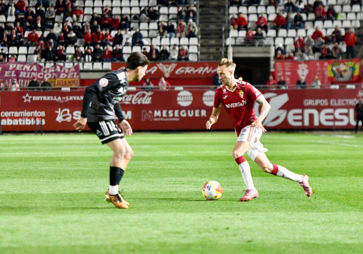 Víctor Narro encara a un defensor del Tarazona