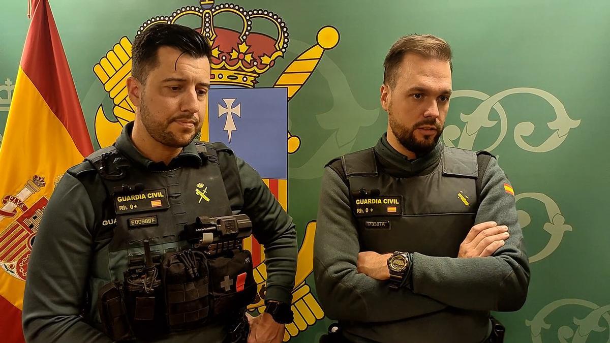 Los agentes de la Guardia Civil que asistieron a la mujer durante el pacto.