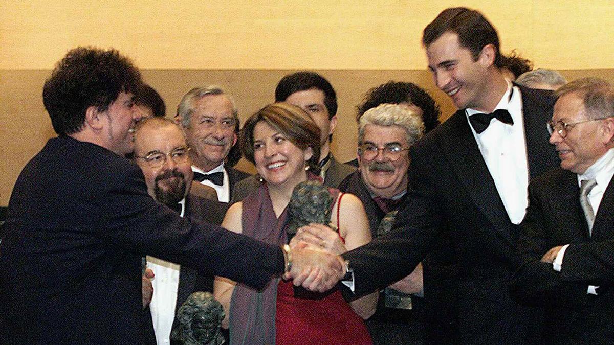El principe de Asturias, Felipe de Borbón, felicita al director de cine Pedro Almodovar, después de que este fuera galardonado con los Goya al mejor director y mejor película, por 'Todo sobre mi madre', durante la gala de los Goya celebrada en Barcelona, en el año 2000.