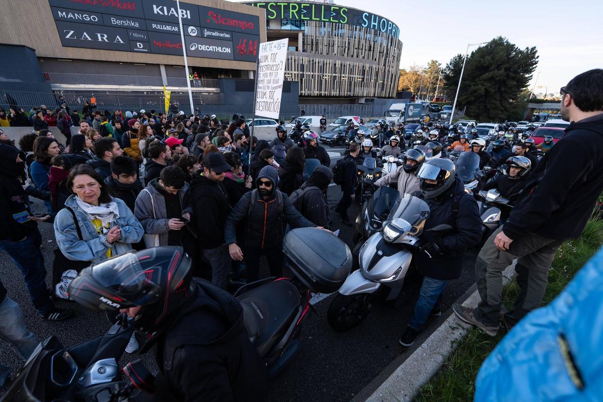 La protesta de profesores corta la B-20 a la altura de Finestrelles