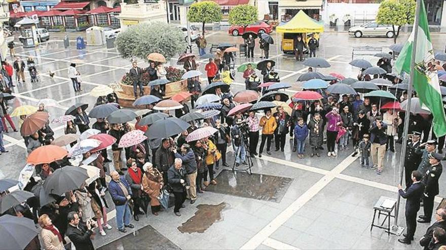 La lluvia no impide el izado de la bandera andaluza por el dÍa de andalucÍa