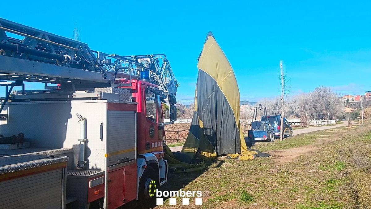 Una ventada sorprèn un globus a Vilanova del Camí i queda enganxat a un arbre
