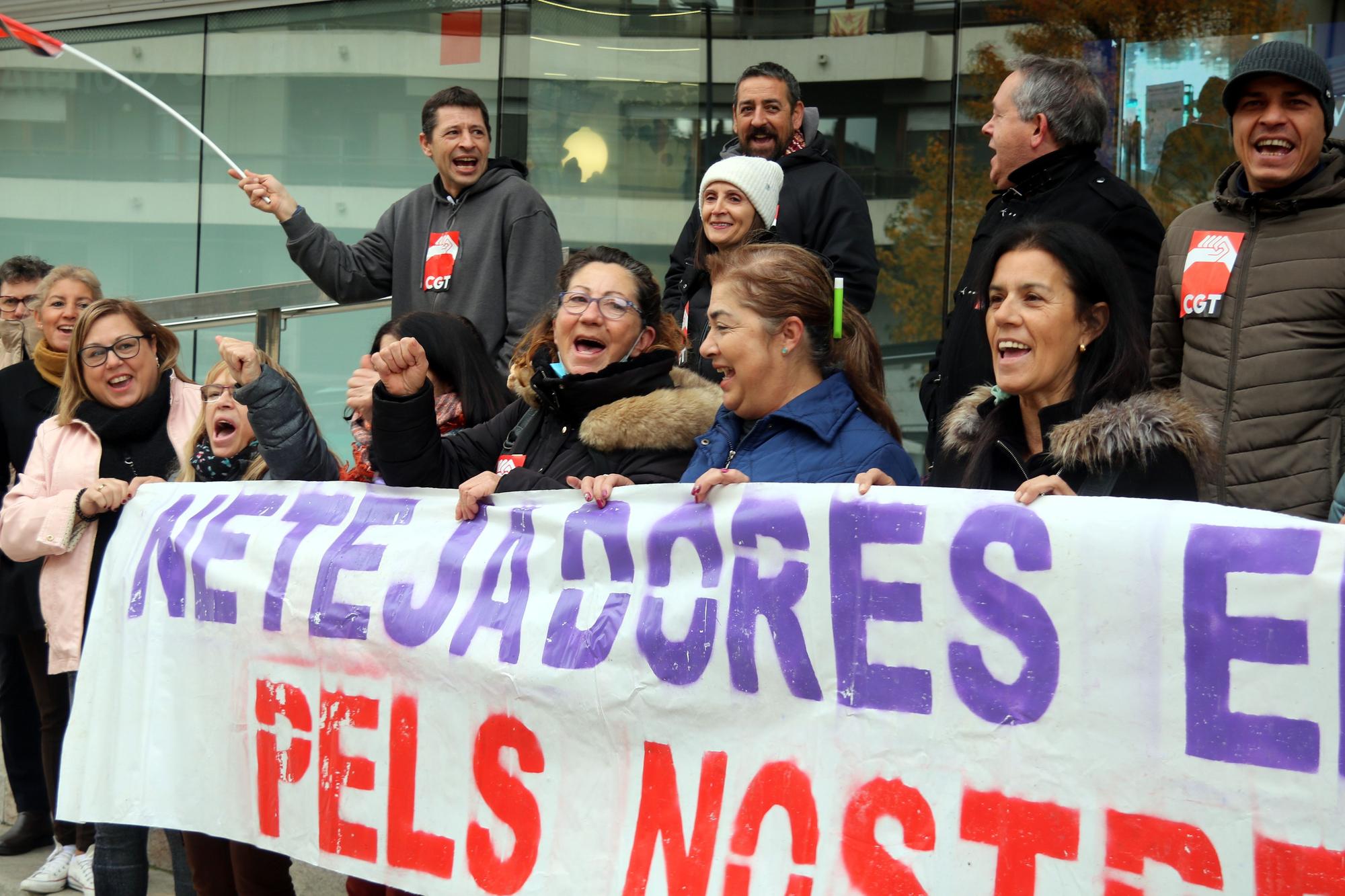 Concentració de les treballadores de la neteja a Girona: «No vivim, sobrevivim!»