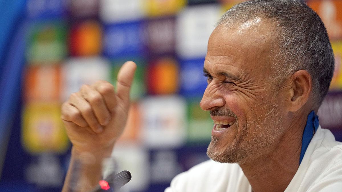 Luis Enrique bromea con la prensa durante la rueda de prensa previa al partido