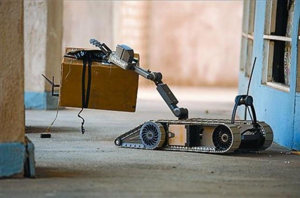 En acció 8 L’iRobot 310 SUGV, dissenyat per manipular explosius.