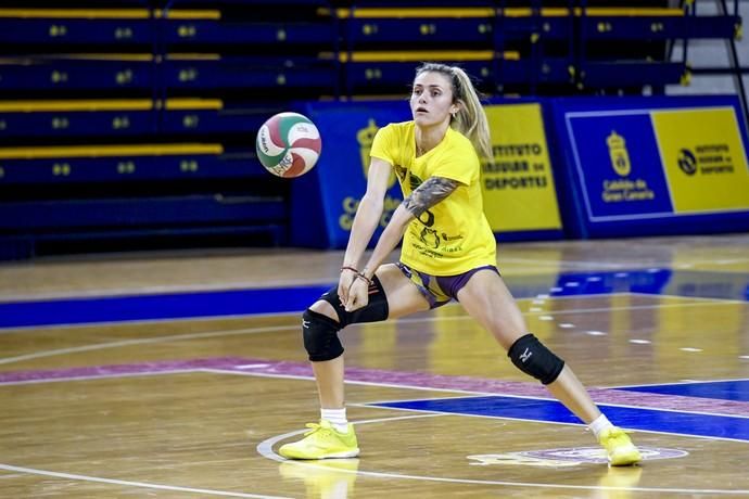 25-02-20 DEPORTES. CENTRO INSULAR DE LOS DEPORTES. LAS PALMAS DE GRAN CANARIA. Entrenamiento y foto de grupo del equipo femenino de volleyball IBSA 7 Palmas.    Fotos: Juan Castro.  | 25/02/2020 | Fotógrafo: Juan Carlos Castro