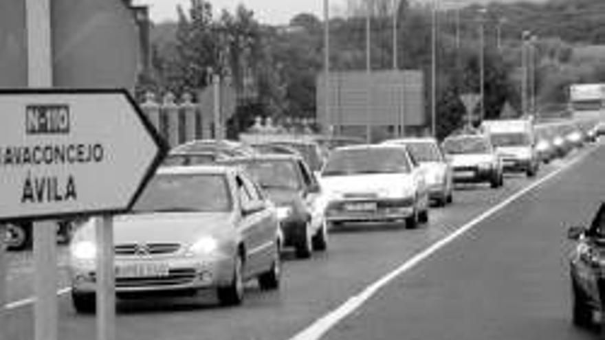 La carretera del valle se colapsa por las largas colas de coches