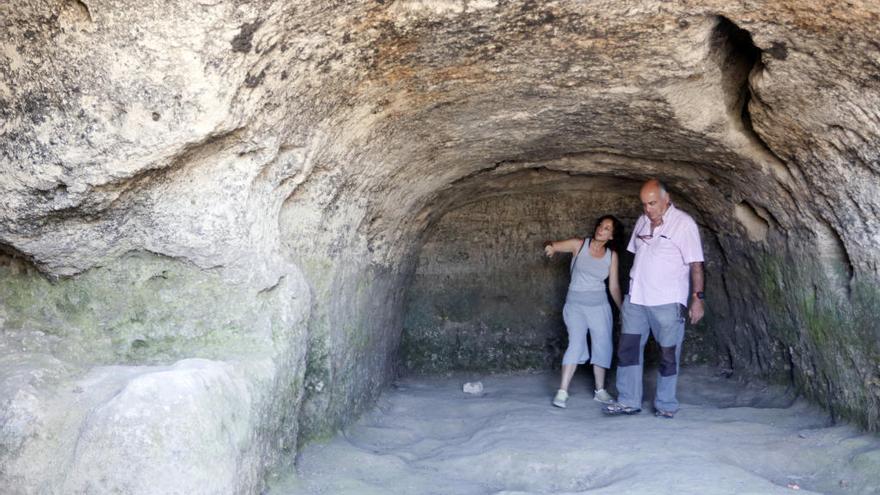 Maricruz Torres, de Ciriana y Carlos Gozalbes Cravioto, en la nave central de la posible iglesia rupestre mozárabe de Churriana.