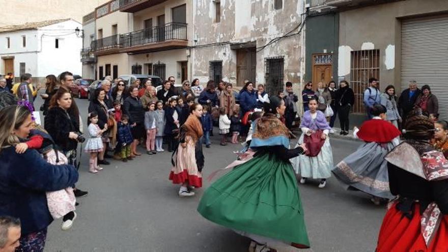 El grupo de danzas de Turís baila el «Cant de les Estrenes».