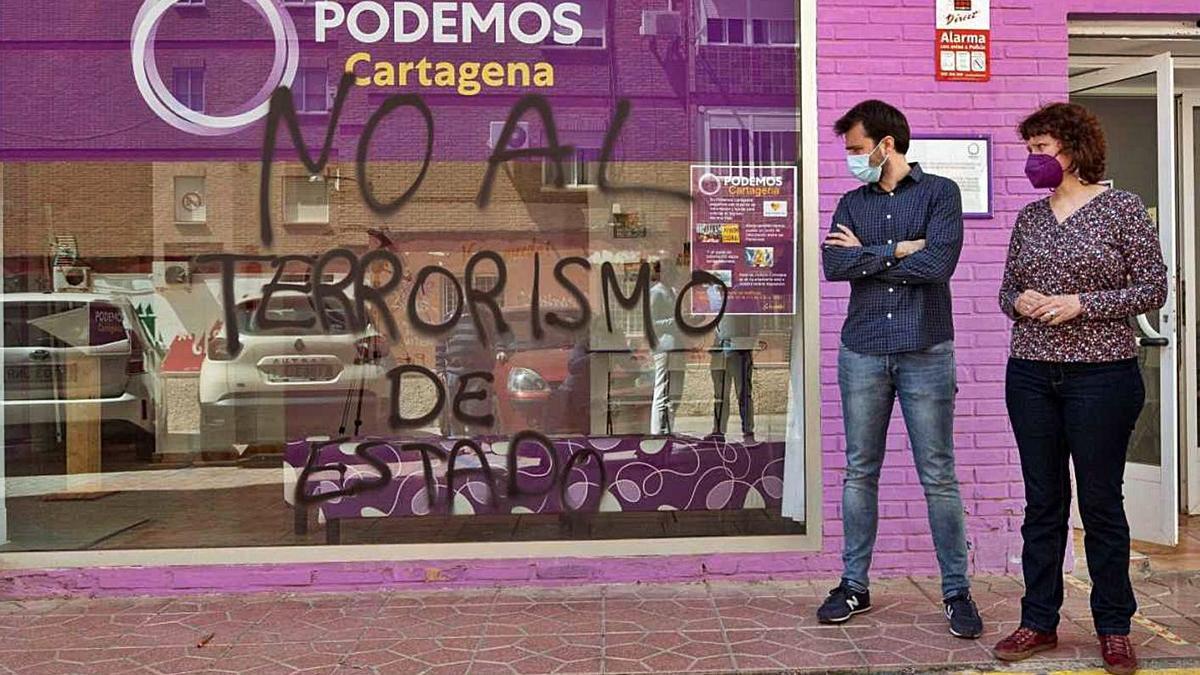 La Policía no descarta el "ataque autoinfligido" en la sede de Podemos en Cartagena D6b0ac2b-1fe3-4f6f-a3a1-d5c26a3955d5_16-9-discover-aspect-ratio_default_0