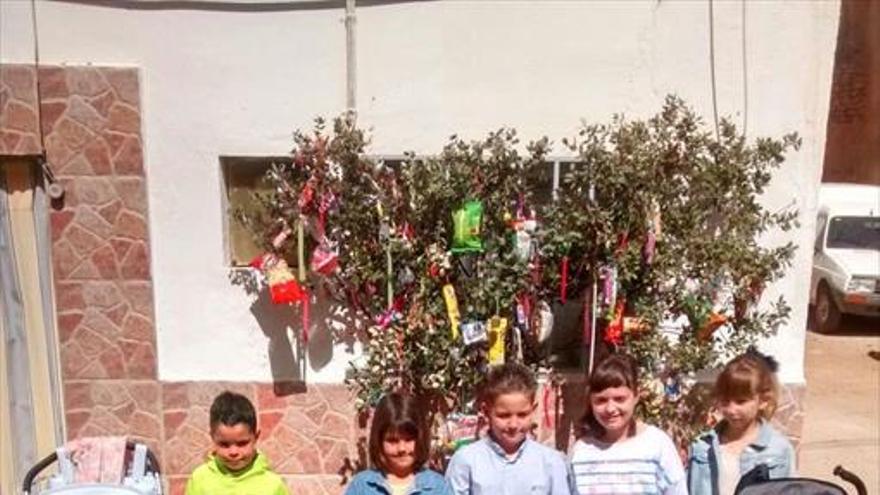 Las ventanas y balcones se engalanan con las ‘enramadas’