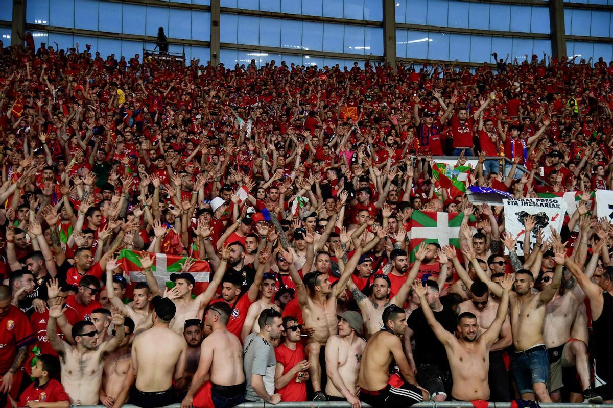 Aficionados de Osasuna en el Estadio de La Cartuja para la final de la Copa del Rey. / Vídeo: Fermín de la Calle
