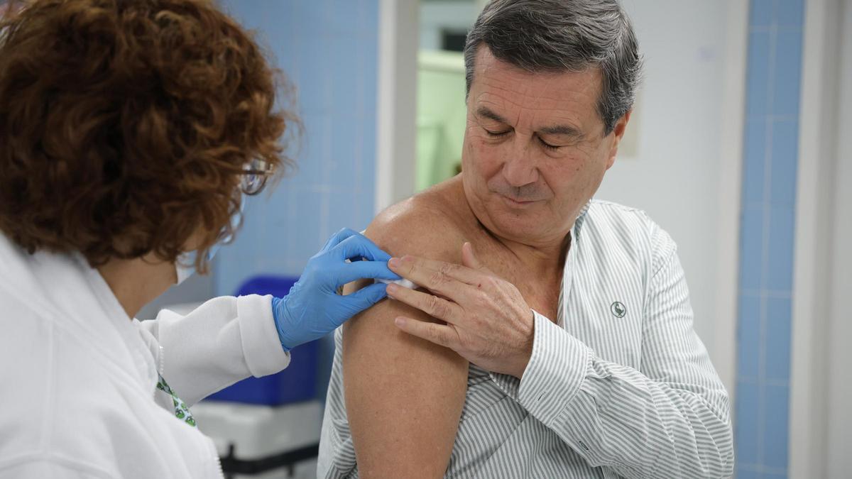 El conseller de Sanidad se ha vacunado este martes contra la gripe y el covid-19