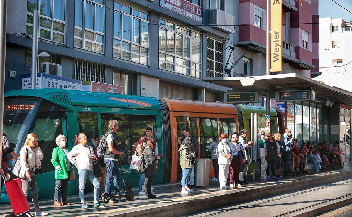 El tranvía, en la estación de la plaza Weyler de Santa Cruz de Tenerife.