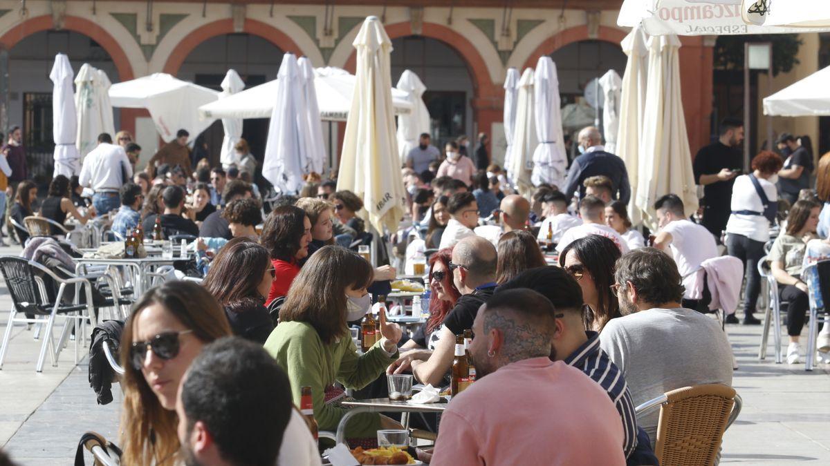 Terrazas de hostelería llenas, en la plaza de la Corredera.