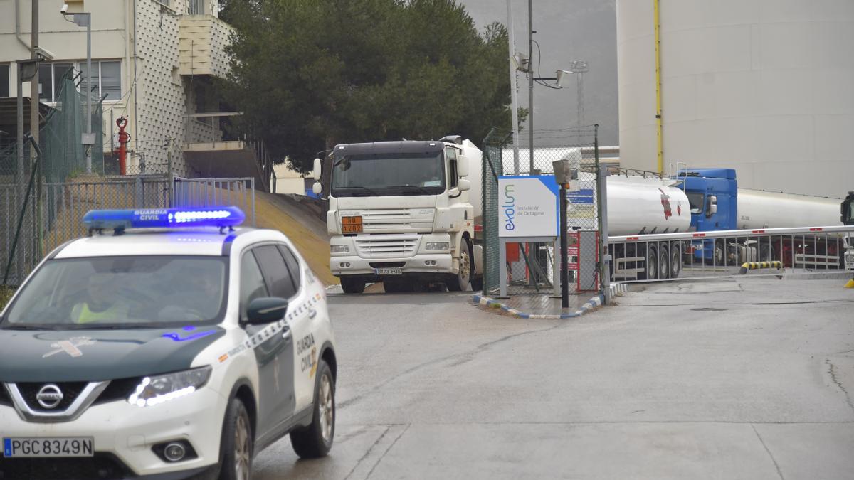 La Guardia Civil escolta a un convoy de camiones con combustible