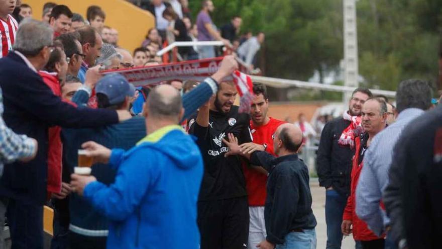 Josema fue increpado por algunos aficionados al abandonar el campo.