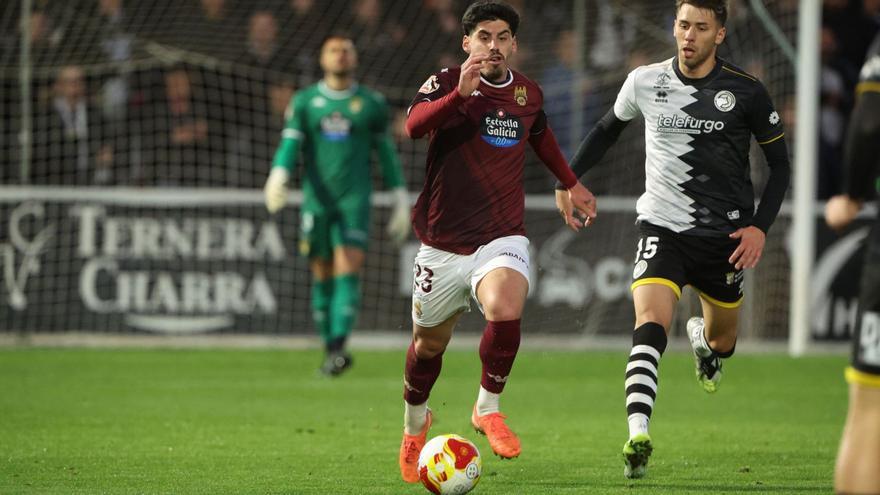 Montoro persigue unbalón en el Estadio Reina Sofía