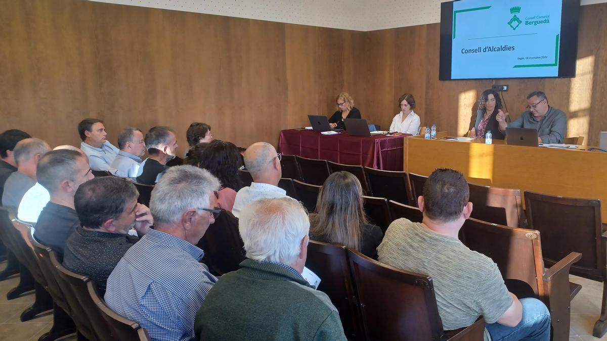 El president del Consell Comarcal del Berguedà, Josep Lara, exposant la proposta d&#039;ordenances als alcaldes de la comarca, a l&#039;Ajuntament de Sagàs