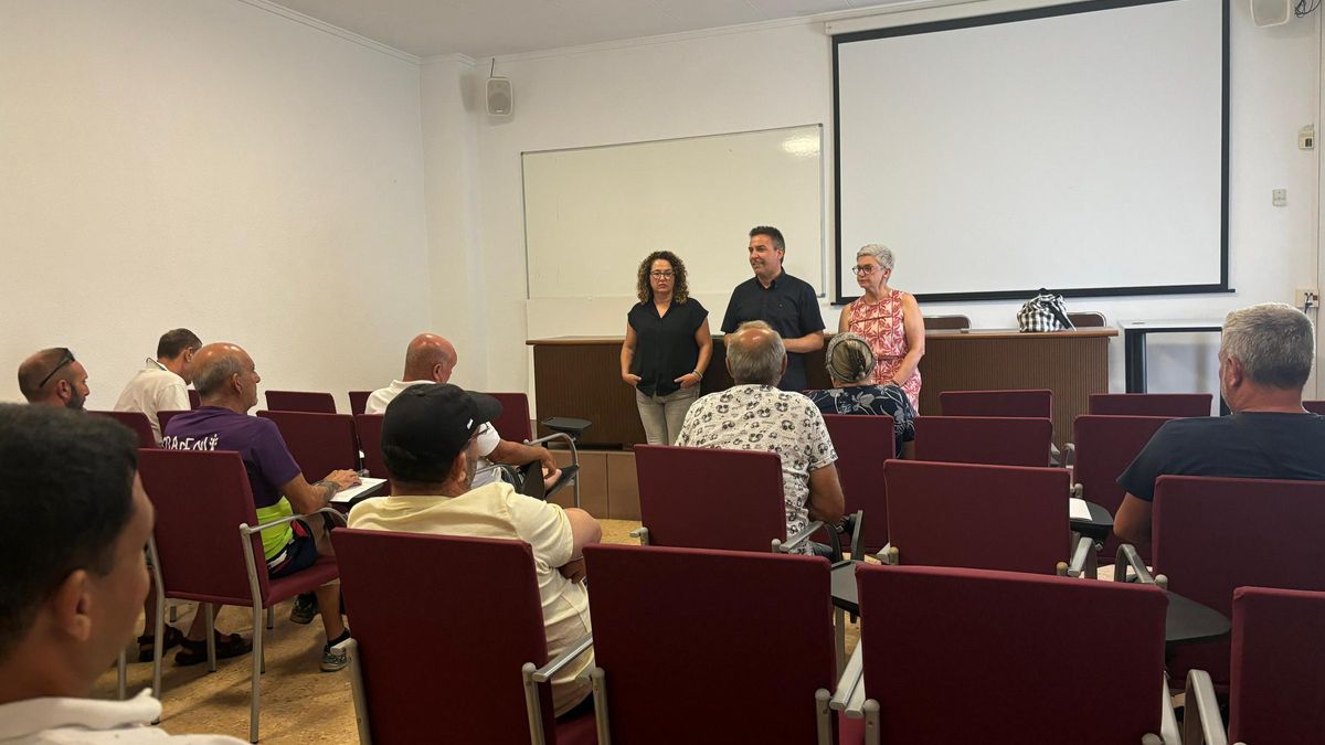 El alcalde de Sueca, Julián Sáez; la primera teniente de alcalde, Pilar Moncho, y la regidora de Agricultura, Sari Sáez