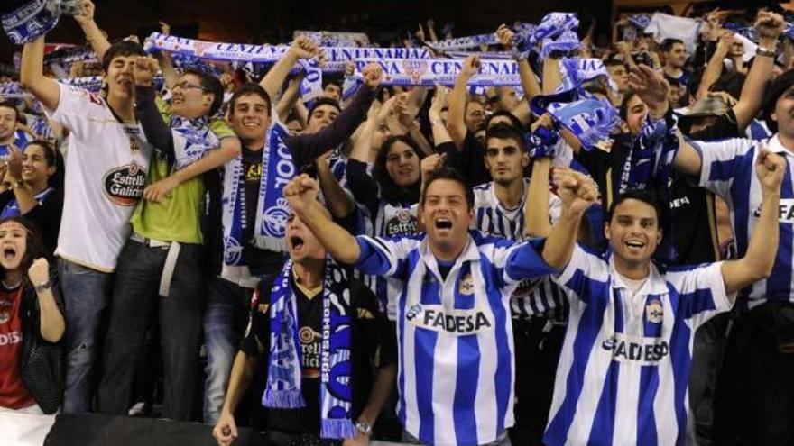 Aficionados deportivistas festejan un gol del equipo coruñés. / juan varela