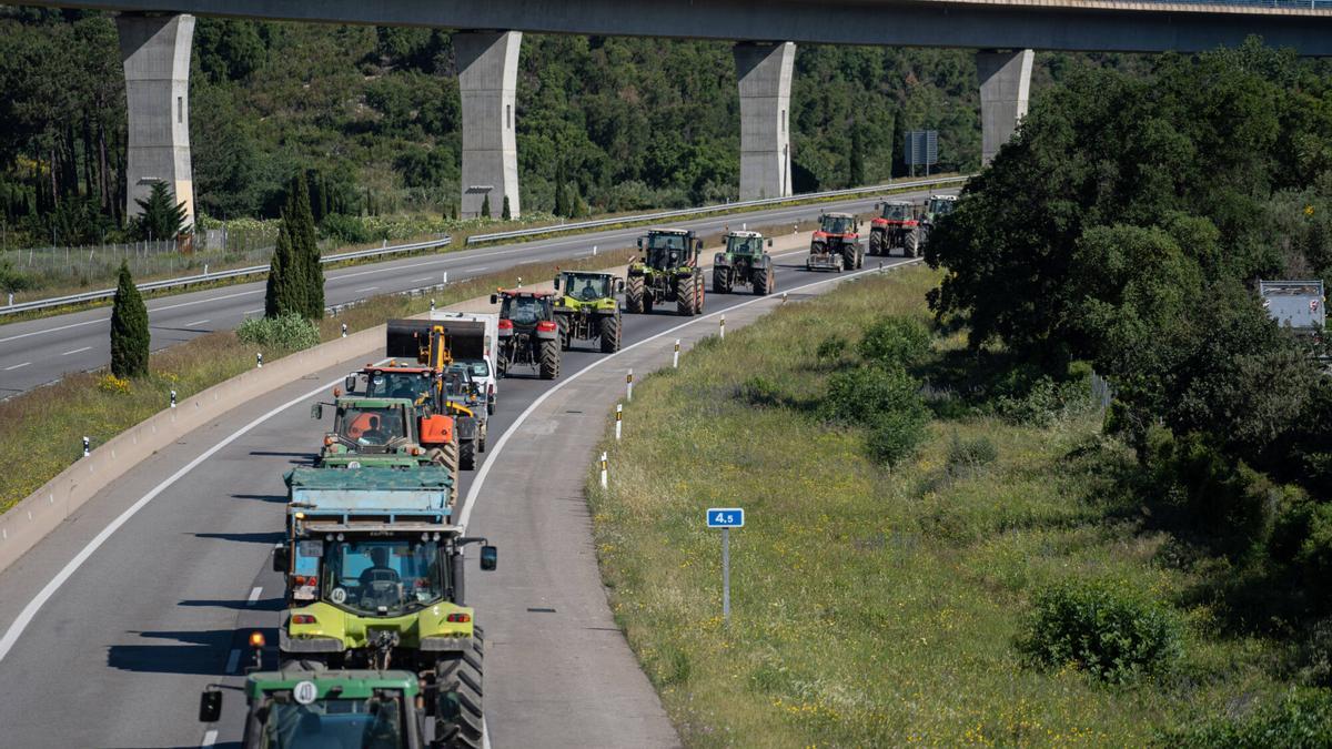 Marcha lenta de tractores por la autopista AP-7 en junio de 2023.