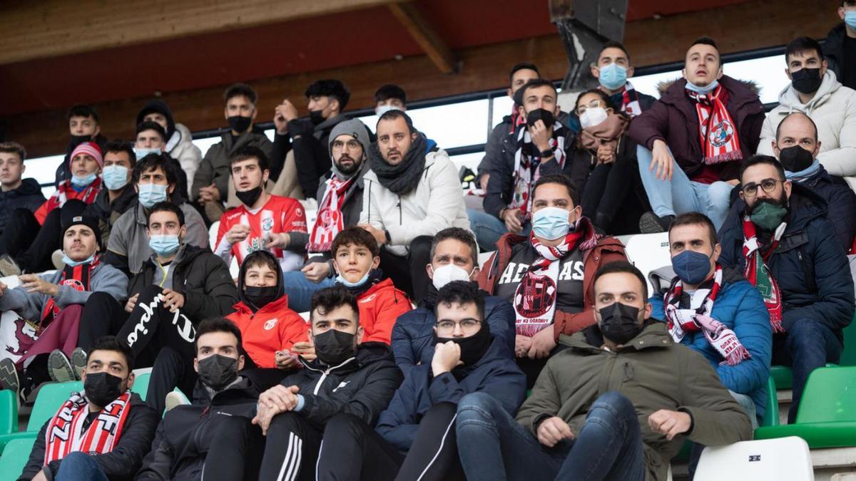 Socios y aficionados del Zamora CF en la grada del Ruta de la Plata durante esta temporada.