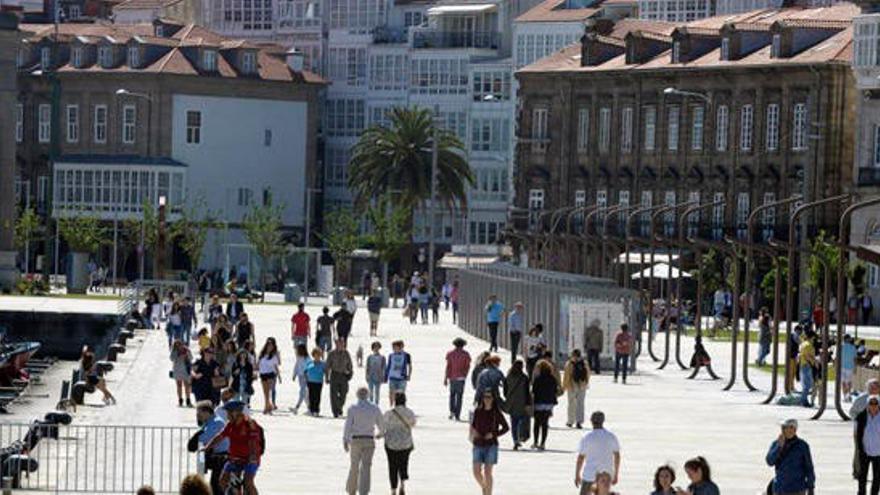 La Marina coruñesa, concurrida un día soleado.