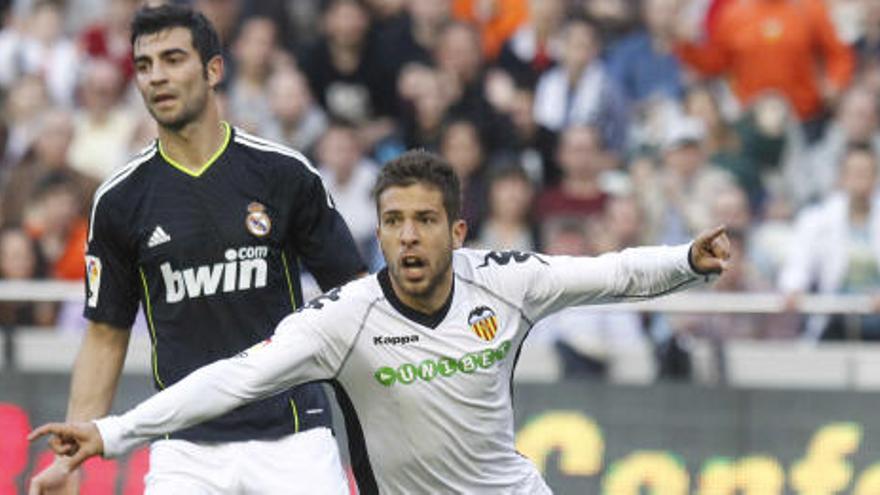 Jordi Alba celebra un gol en Mestalla con el Valencia ante el Real Madrid de Raúl Albiol.