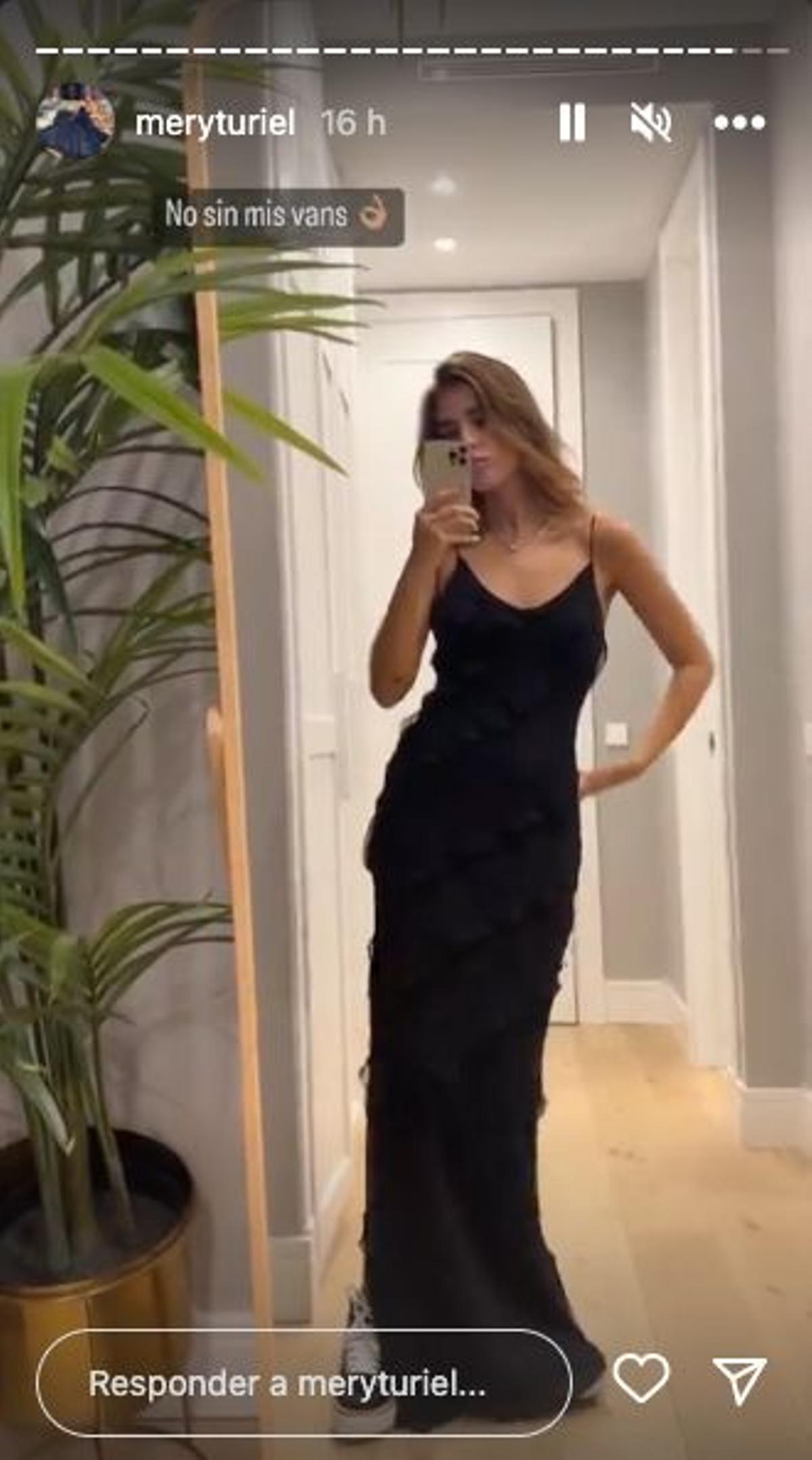 El vestido de Mango negro de ABSOLUTA que Turiel combina con zapatillas Vans - Stilo