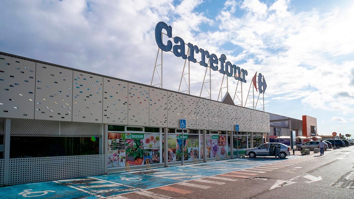 Mañana se esperan colas kilométricas en Carrefour para conseguir el recambio obligatorio para coche que hay que llevar junto a la baliza v-16: multas de 200 euros por no tenerlo